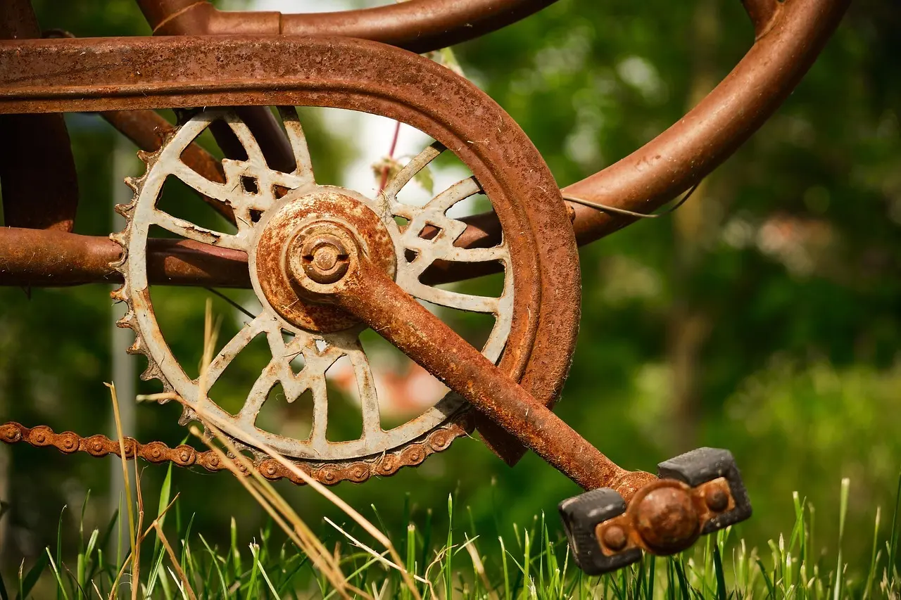 Hvordan kan jeg sikre mig, at min haveparasol er let at folde ud og ind, og at den ikke tager for meget plads op?